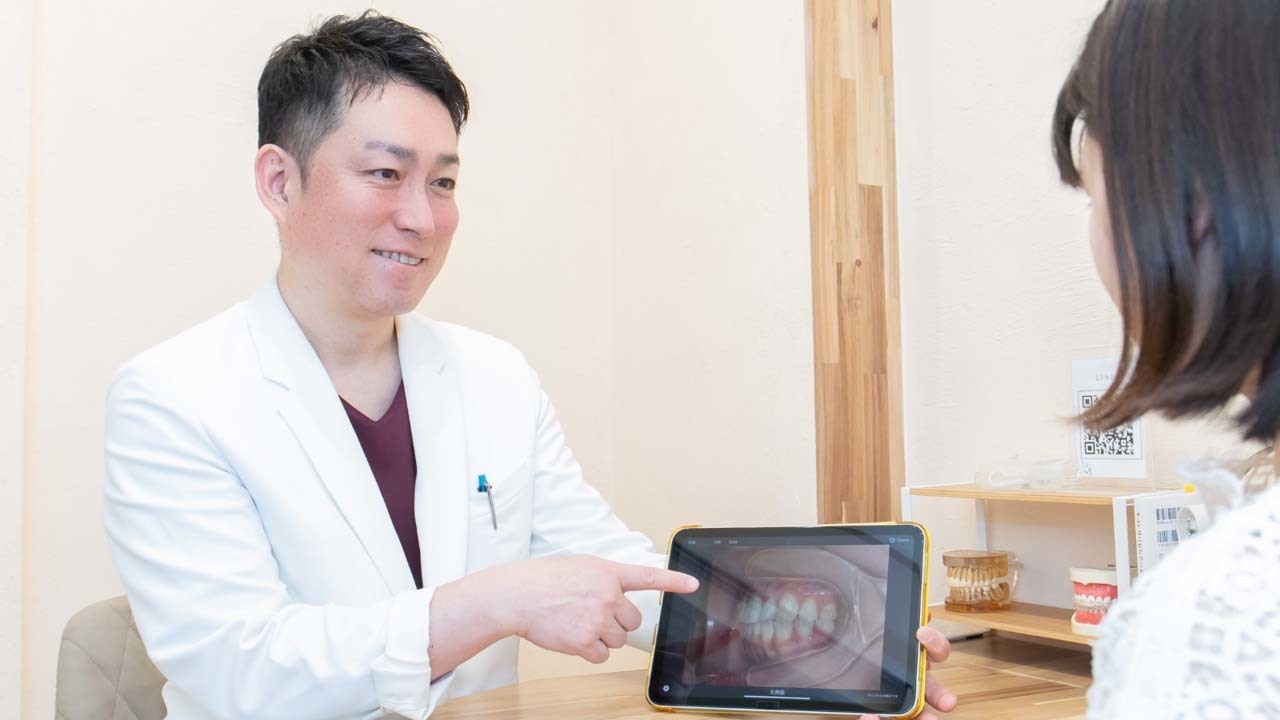 透明で目立たないマウスピース矯正の装置